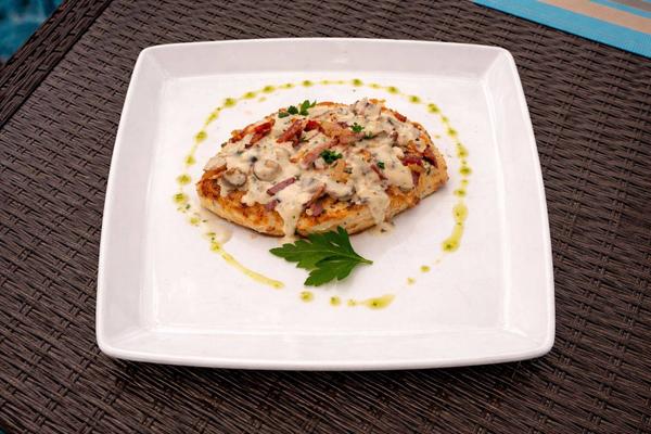 Piept de Pui în Sos Veloute cu Ciuperci, Bacon și Verdețuri